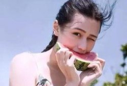 娱乐吃瓜酱女生抽烟,揭秘娱乐圈“吃瓜酱女生”的抽烟之谜